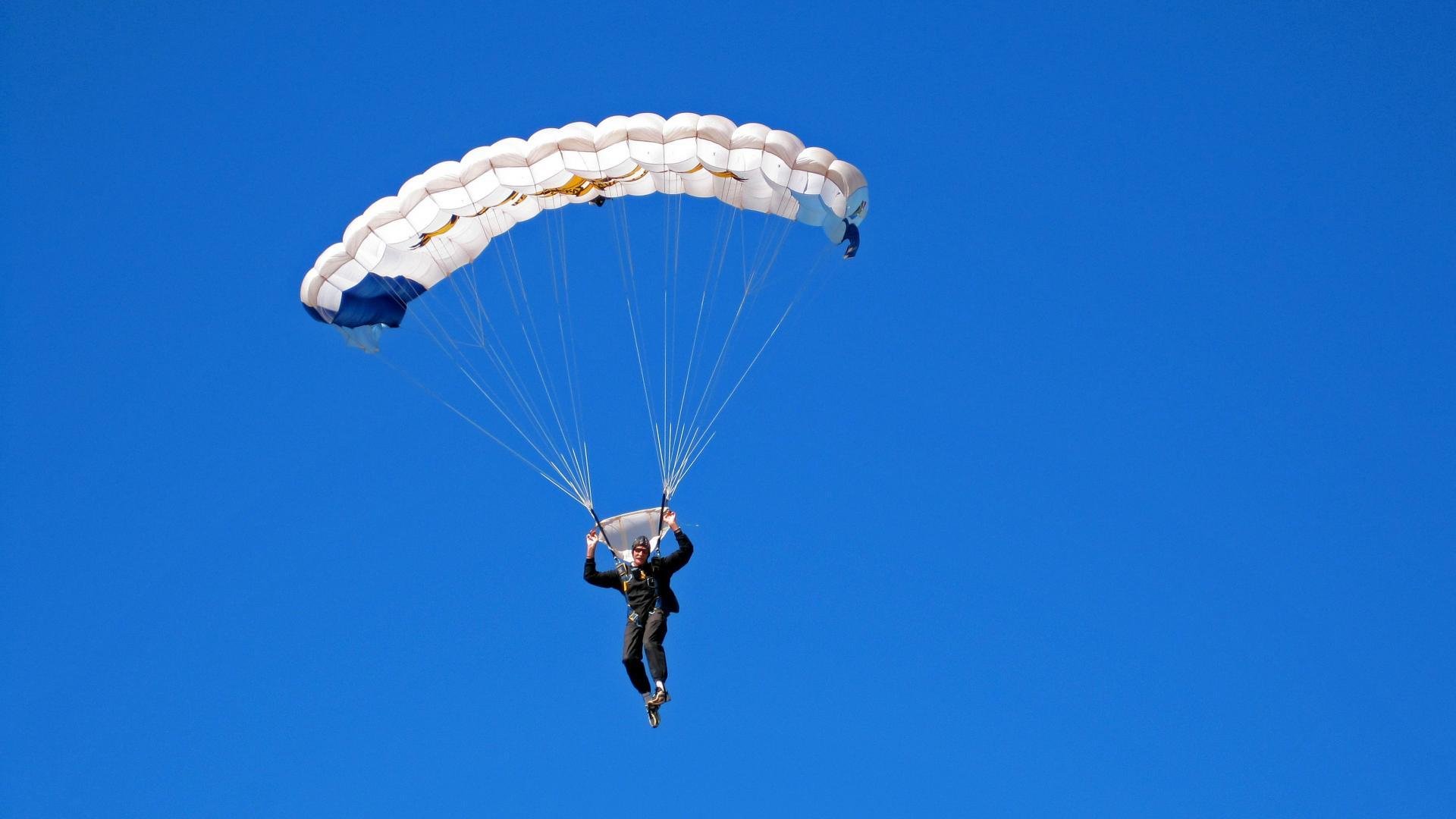 赛道上的孤胆英雄，勒克莱尔如何扛起全队，上演对哈斯车队的绝杀